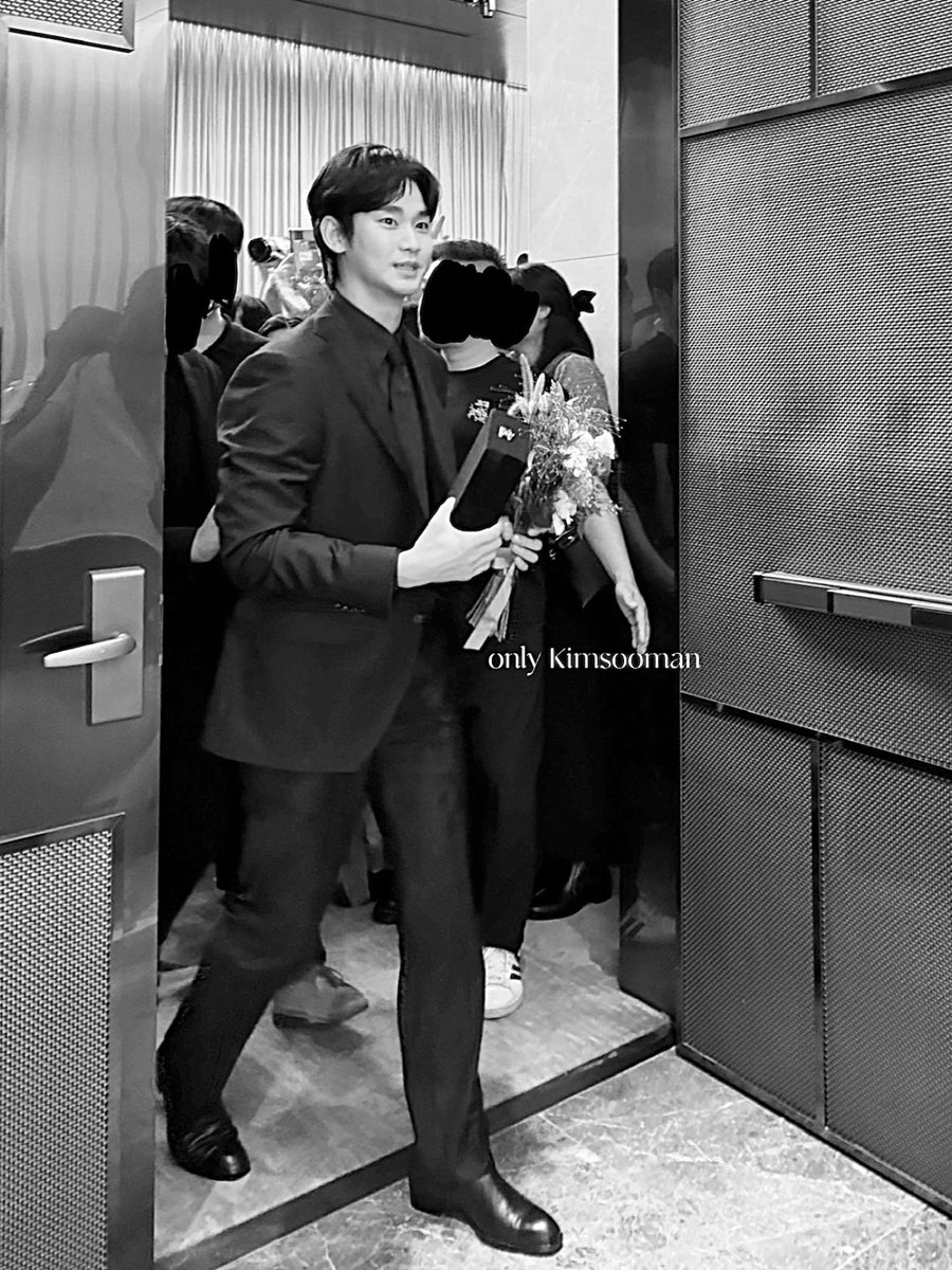only_kimsooman's tweet photo. 갑자기 나타나심😍 악! 내 심장이야❤️‍🩹

#김수현 #KimSooHyun
#キムスヒョン #金秀賢 https://t.co/MRKyuDt6PJ