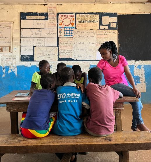 Sierra Leone has a rich linguistic diversity with 17 local languages spoken across the country. EducAid values languages aims to give all students the tools to use language skills for the future. Is there a phrase in another language that you’d like to teach us? Comment below⬇️