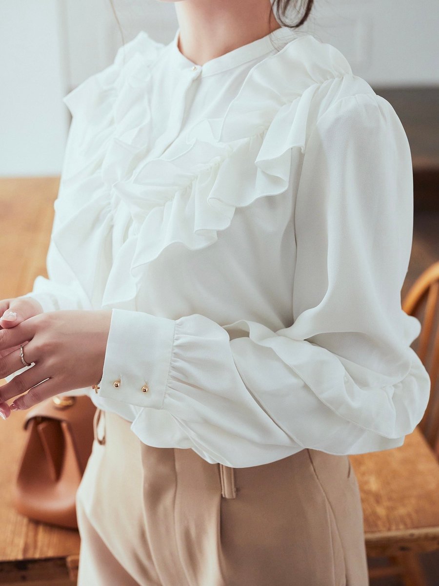 _haluhiroine's tweet photo. 《New arrival》

バンドカラーフリルブラウス
color：off white

身頃や袖に幅違いのフリルをたっぷりと取り入れた華やかな一枚。
ちょっとしたお食事などのかしこまった場でも活躍します。

アイテムはこちら↓
https://t.co/IsiWlCZDrm

#HALUHIROINE #ZOZOTOWN https://t.co/SyPrBrrR9Y