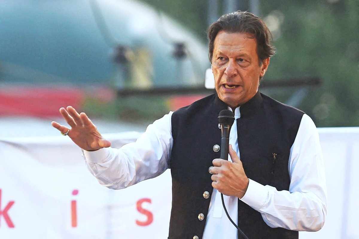 PTIofficial's tweet photo. ”میں کون ہوں؟ میں ملک کی سب سے بڑی جماعت کا سربراہ ہوں اسی لیے فیض حمید کے اوپن ٹرائل کا مطالبہ کررہا ہوں”- عمران خان https://t.co/CYCbaPboCJ