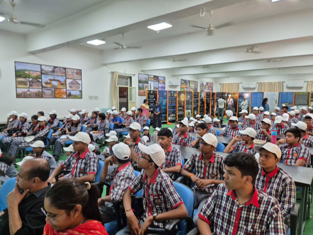 CBCBhopal's tweet photo. राष्ट्रीय अंतरिक्ष दिवस के अवसर पर भोपाल के पीएम श्री केंद्रीय विद्यालय, क्रमांक 2 में @CBCBhopal द्वारा आयोजित  कार्यक्रम मे आइसर भोपाल के प्रो मयूरेश सुरनिस अपना व्याख्यान देते हुए. @CBC_MIB @MIB_India #NationalSpaceDay2024 https://t.co/WoB3TfNLgq
