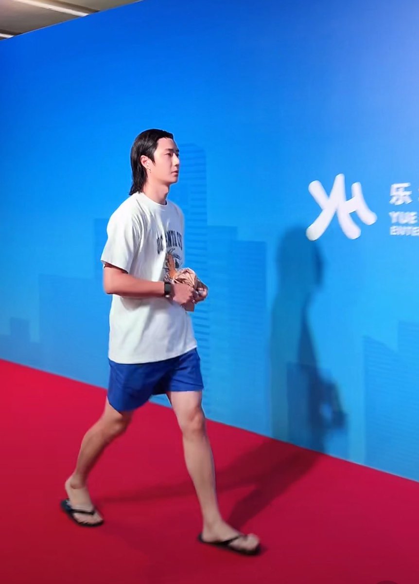 ybaizhan's tweet photo. WANG YIBO AT THE YUEHUA CONCERT RED CARPET AHAHAHAHAHAHAHA https://t.co/ftVGBq4DpK