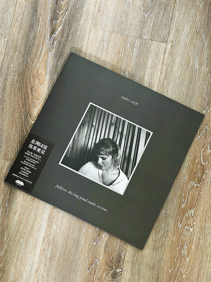 ethansongCN's tweet photo. Got the Chinese version of folklore (the long pond studio sessions) vinyl! It's so pretty, I can't help but play it, but I forgot I don't have a record player yet... Anyway, thanks to @taylorswift13 's generosity in making it available to Chinese fans! Thank you, #TaylorSwift ！ https://t.co/MLX4sJ6j5O