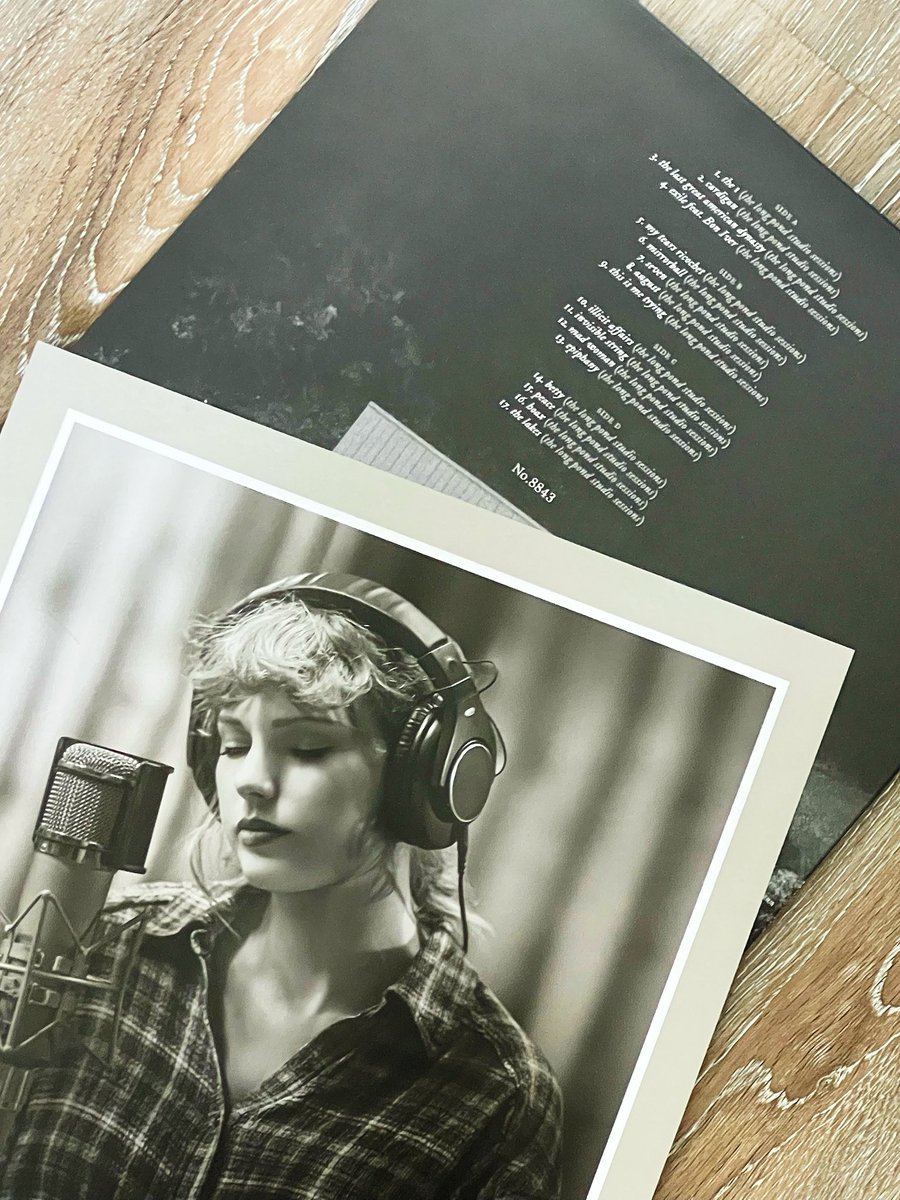 ethansongCN's tweet photo. Got the Chinese version of folklore (the long pond studio sessions) vinyl! It's so pretty, I can't help but play it, but I forgot I don't have a record player yet... Anyway, thanks to @taylorswift13 's generosity in making it available to Chinese fans! Thank you, #TaylorSwift ！ https://t.co/MLX4sJ6j5O