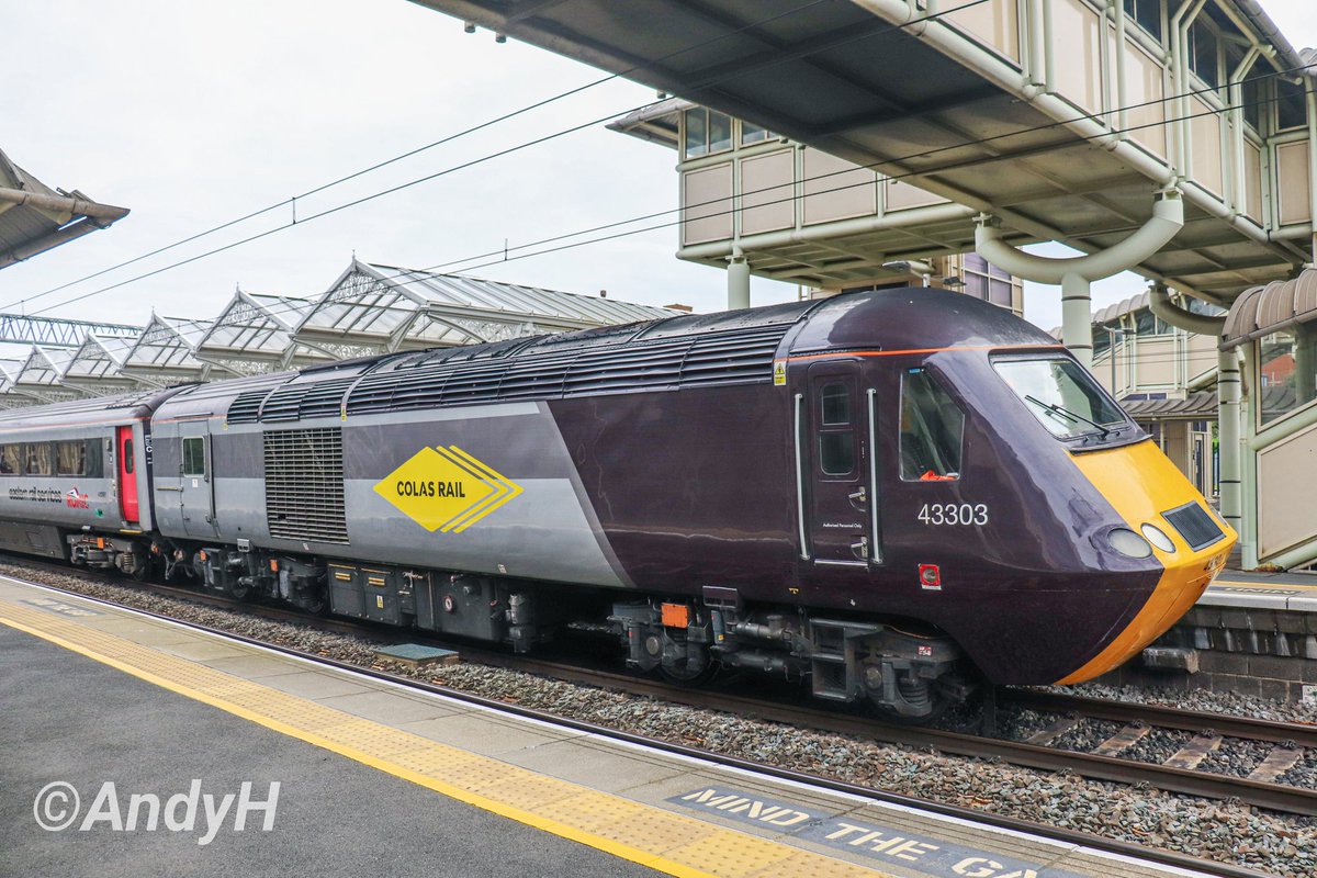 holtona72's tweet photo. #FootbridgeFriday @ColasRailUK #HST power car 43303 waits for departure under the footbridge at Kettering last Sunday morning during a brief stop while working @splpowerlinesuk test train 1Q01 Leicester LIP to Leicester LIP via the #MML between here & Bedford. #Colas 18/8/24 https://t.co/9t58qnzsEV
