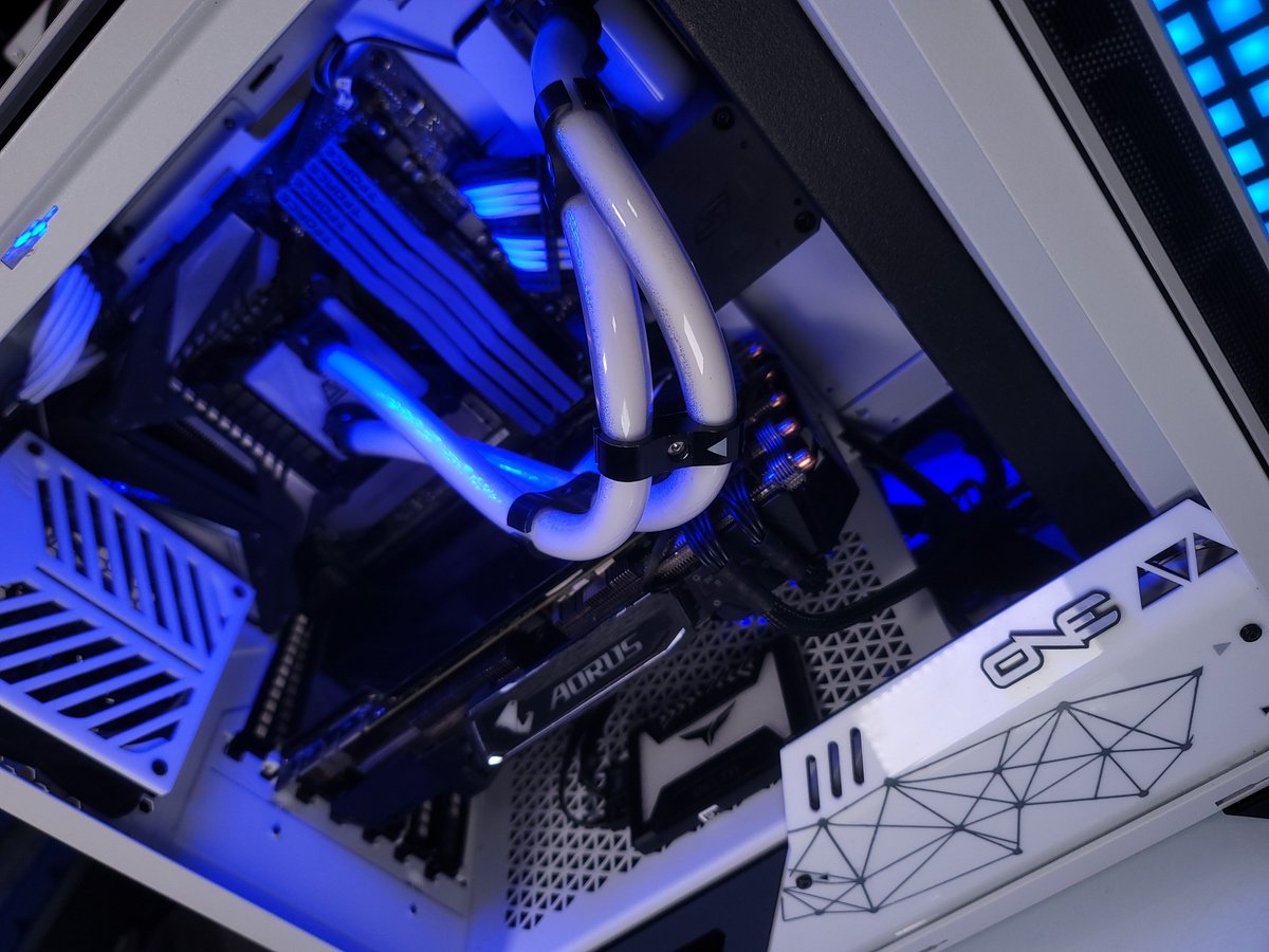 EnviousMods's tweet photo. Custom PC Build Update: ↓
My nephew's 1st PC build came together well! He's turning into an enthusiast for sure!
#enviousmods #swiftech #aorus #teamgroup #bequiet #intel #custompc #pc #pcsetup https://t.co/WKjsFNtoyT