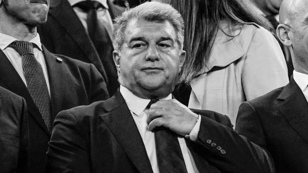 Llamamos al borracho Laporta a presentar su dimisión. Confusión administrativa y acuerdos aleatorios. Económicamente, el equipo ha tocado fondo.

 #Laportadimisión