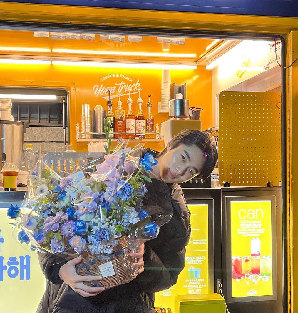 투잡으로 인하여 
몸이 너무 안 좋고 마음도 지쳐서 잠시 쉬었다가 올게요
써실분들 썰어주셔도 됩니다..돌아올게요....🥲💙