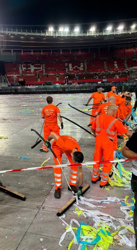 Konzert ist keine 10 Min vorbei, sind <a href="/Die48er/">Die 48er</a> schon da und räumen mit speziellen Coldplay-coded Shirts zusammen, dabei werden sie angefeuert vom Publikum. 🫶 WIEN 🫶 Danke <a href="/Die48er/">Die 48er</a> 🙏