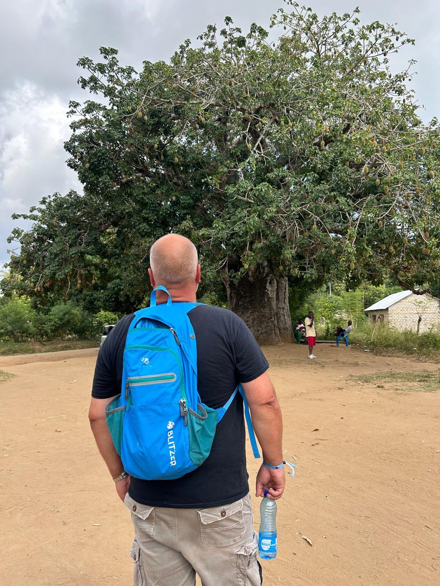 😍Fanpost ⚡️BLITZER⚡️ auf Reisen heute Urlaubsgrüsse aus Kenia….🇰🇪 vorm Affenbrotbaum 🐒 .#fanpost #urlaubsfoto #fantastisch #fan #fanpost #happy #blitzeroutdoor  #rucksack #rucksackliebe #backpack #blitzerrucksack #reisen #affenbrotbaum #africa #kenia