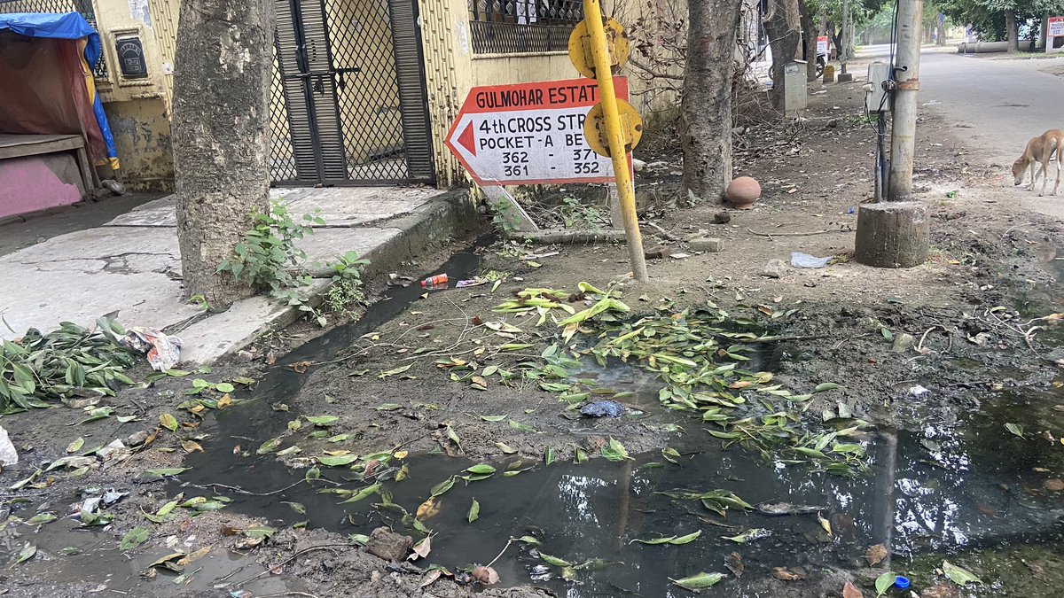 harinderbhati3's tweet photo. ग्रेटर नोएडा सेक्टर बीटा 1 में पिछले 2 महीने से सीवर ओवरफ़्लो होकर तालाब बना हुआ है,  तरह तरह बीमारियाँ पनप सकती है बार बार ग्रेटर नोएडा प्राधिकरण सीवर विभाग के ऐसीईओ व सीनियर मैनेजर ओर अधिकारी को बताया लेकिन कोई कार्यवाही नहीं हुई है@myogiadityanath @PMOIndia @OfficialGNIDA https://t.co/au4ntHZoEe