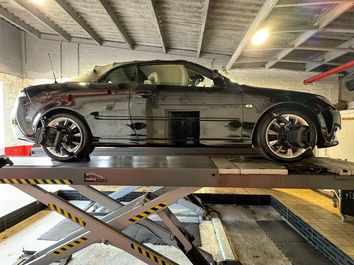 Hunter 4 Wheel Tracking. Rare unique moment sunlight bouncing off #Saab Jet Black Paint during laser alignment in the workshop. 

That iconic shape and features. #BornFromJets