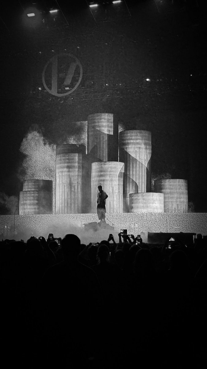 Thebasedfaggot's tweet photo. More photos I took #clancypdx #clancyportland @tylerrjoseph @twentyonepilots @ReelBearMedia https://t.co/DErm0SRPFK