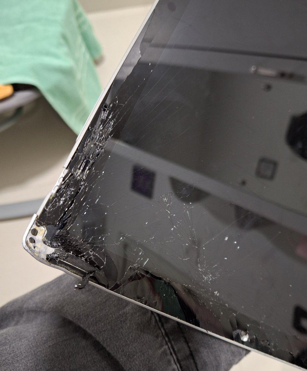 Lafuan14's tweet photo. @IndiGo6E[ 6E1127 ] from Bengaluru to Male' on 18-10-2024 caused me the loss of INR 168,555 by damaging my Laptop - Microsoft Surface Studio 2, along with the Travel Bag. As a response by Indigo regarding to the claim for compensation [REF : MLE6E10559] 1/2 https://t.co/fAS9zkVpXV