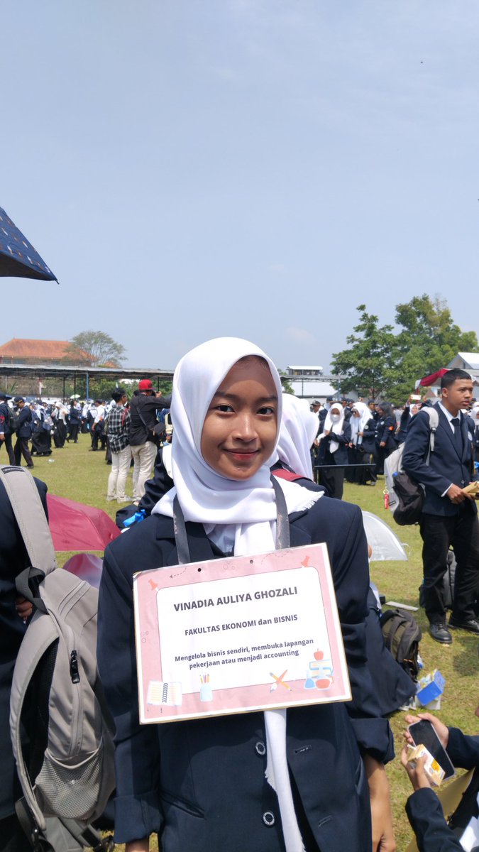 vinadiaaly_'s tweet photo. Ekspresi Pemuda Cakra🖐🏻

Tiga Funfact tentang Aku :
1. tidak suka rasa nasi 
2. ikut taekwondo
3. auka menyanyi

Saya Vinadia Auliya Ghozali bangga menjadi bagian dari Laskar Dewantara Muda 2024
Universitas Negeri Malang
#Day4PKKMBUM2024 https://t.co/fxoudraGbN