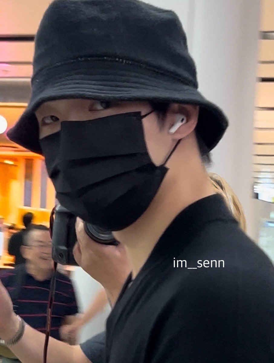 im__senn's tweet photo. 240823 민기 입국💛
나한테 눈인사 해줬어,,,,,,,
평밍티스 선언.
#민기 #MINGI #에이티즈 #ATEEEZ https://t.co/f5WlN2wY1r
