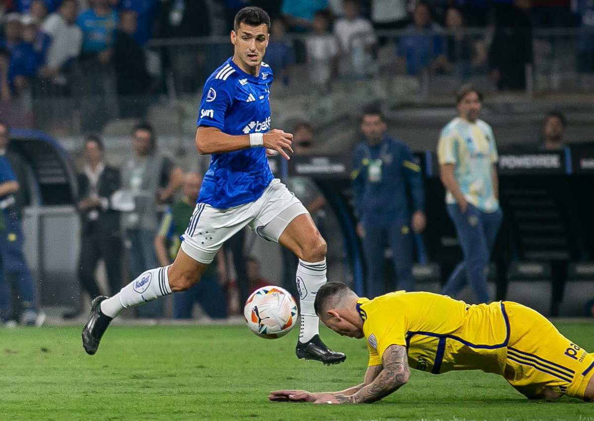Pitazo inicial y Boca con 10. Surrealista. Expulsado Advíncula y sin 4 suplente por decisión del Consejo pese al pedido de Martínez, entra Figal. Acto seguido, cagadón de Figal y 0-1 a los 9’. Surrealista.

Zenón tiene el empate, a las nubes. Acto seguido, córner para Cruzeiro,