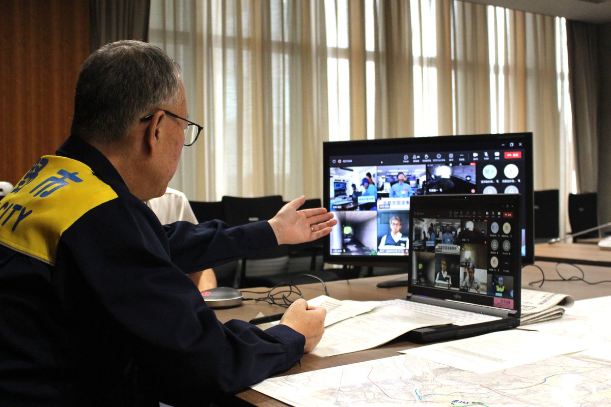 Mayor_of_SANO's tweet photo. 宇都宮国道事務所と合同でデジタル防災訓練を実施しました。
栃木県や関係機関も参加し、四足歩行ロボットやドローンにより映像で被災状況を確認・共有する訓練を行いました。
デジタル技術を活用した速やかな状況確認、被害拡大防止と早期復旧につなげる訓練として非常に有意義な訓練となりました。 https://t.co/UF3YcGEuzu