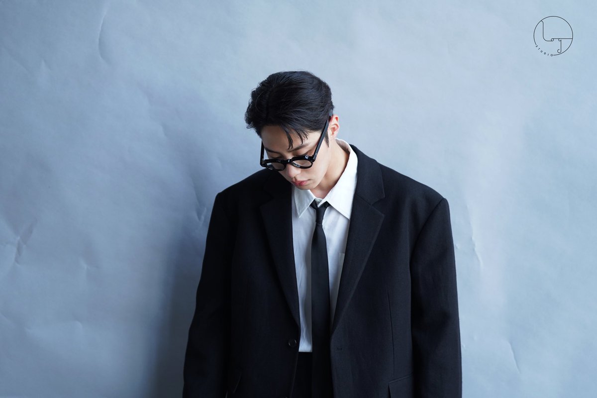 Lee Jaewook for 2024 fan concert ‘log in’ poster behind the scenes

m.post.naver.com/viewer/postVie…
#이재욱 #LeeJaeWook