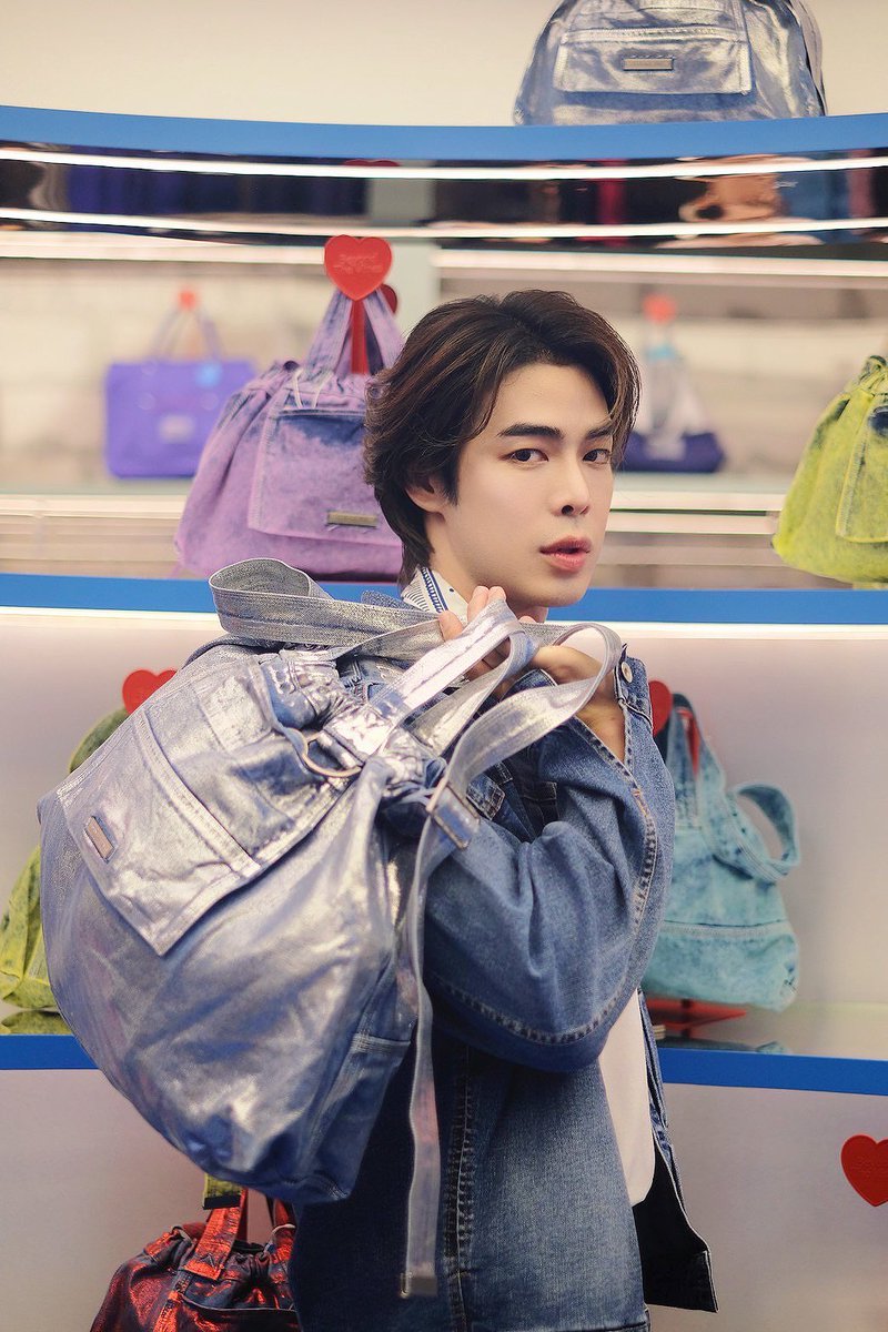 bestbesbestt's tweet photo. Beyond boy อย่างเราไม่พลาด!! 
แบรนด์สุดชิคจากสิงคโปร์ กระเป็านุ่มนิ่ม ของดีไซนเพียบ ไม่ต้อยรอพรีแล้ว เปิดแล้วนะ centralworld ชั้น2 หน้าGroove 

ไอเทมใหม่! 🔥 กระเป๋าติ่มซำ แบบ ผ้าเดนิม *มีแบบเคลือบฟอยเงิน ด้วย 
#dumplingbag
#beyondthevinesthailand #btvdesignhouse #beyondthevines #centralworld