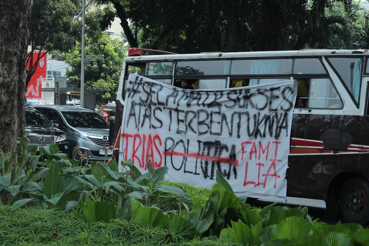 mediterariaa_'s tweet image. GOBLOK BUS MEWAH APA ANJING GUA NAIK ANGKOT SAMA KOPAJA GETER!