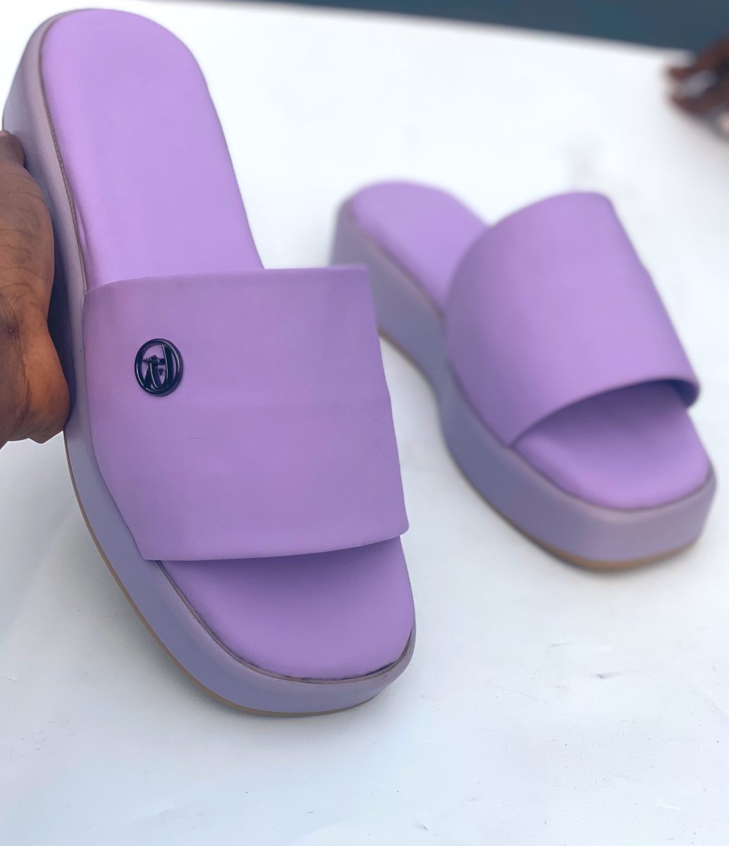 haandmadebykay's tweet photo. The “Ru platform slippers”
Made for and named after my sister. 
Peep the little “R” detail 🥹🙂‍↕️ https://t.co/IWMI7FdxQn