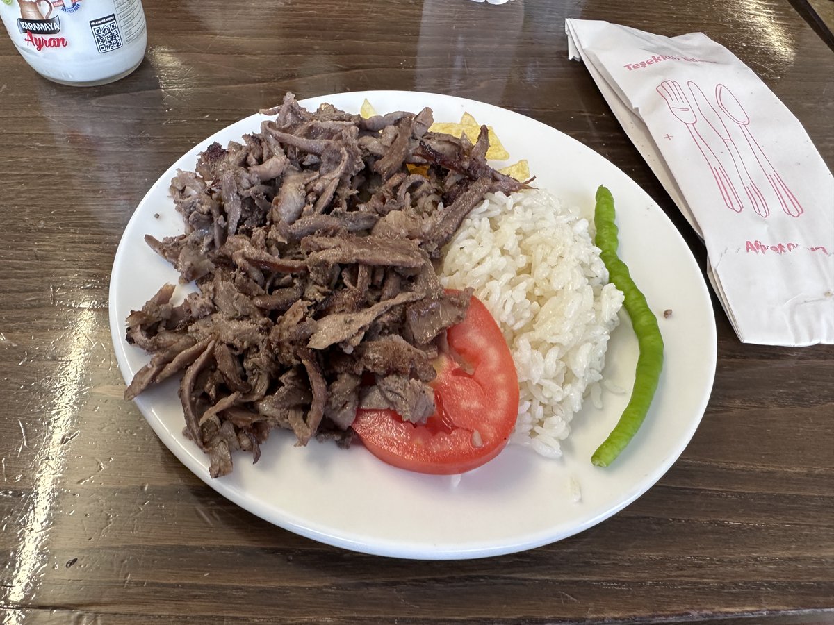 kayzspaceship's tweet photo. Ata Lokantası’nın sadece cuma gününe özel servis ettiği önden 2 gün marine ettiği dönerini yemeye gittim. İstanbul’da yebileceğiniz en iyi dönerlerden biriydi. https://t.co/8xuu6CFFGY