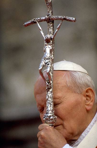 ¡Te lo suplico! Nunca renuncies a la esperanza, nunca dudes, nunca te canses y nunca te desanimes.

No tengas miedo. Dios está contigo.

- San Juan Pablo II