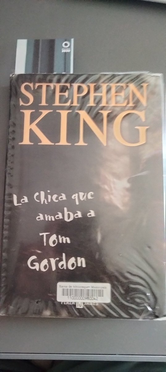 Tot i que fa temps que vaig decidir que l'estil saturat de paraules de S. King no era per mi, avui m'he topat amb un llibre que vaig veure anunciat quan era un nen i tant la portada con em títol se'm van quedat gravats a foc. No m'he pogut resistir. Va per tu, Pol del passat.