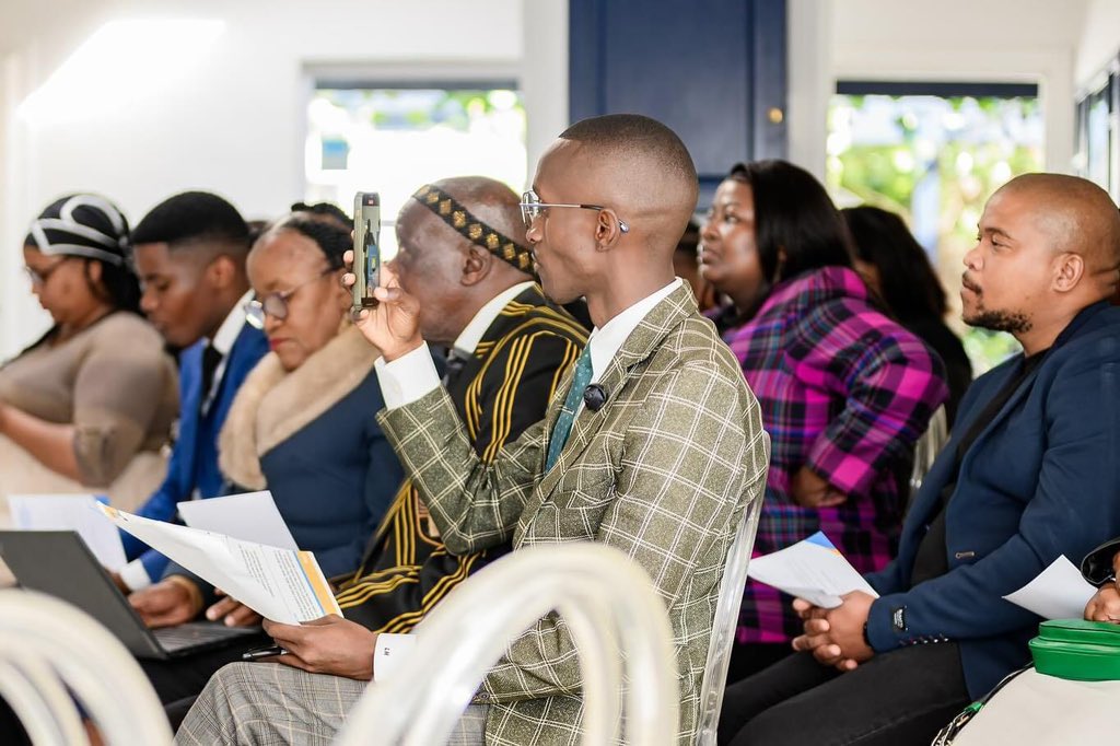 _preminentminds's tweet photo. 𝗝𝗨𝗟𝗬 𝗔𝗥𝗖𝗛𝗜𝗩𝗘𝗦 - #𝗨𝗠𝗙𝗨𝗞𝗨𝗭𝗜
_________________________________________

I was honored to be invited back to the University of Fort Hare to discuss the significance of entrepreneurship for graduates. This marks my second speaking engagement at UFH, reflecting my https://t.co/h0ZRHq0y52