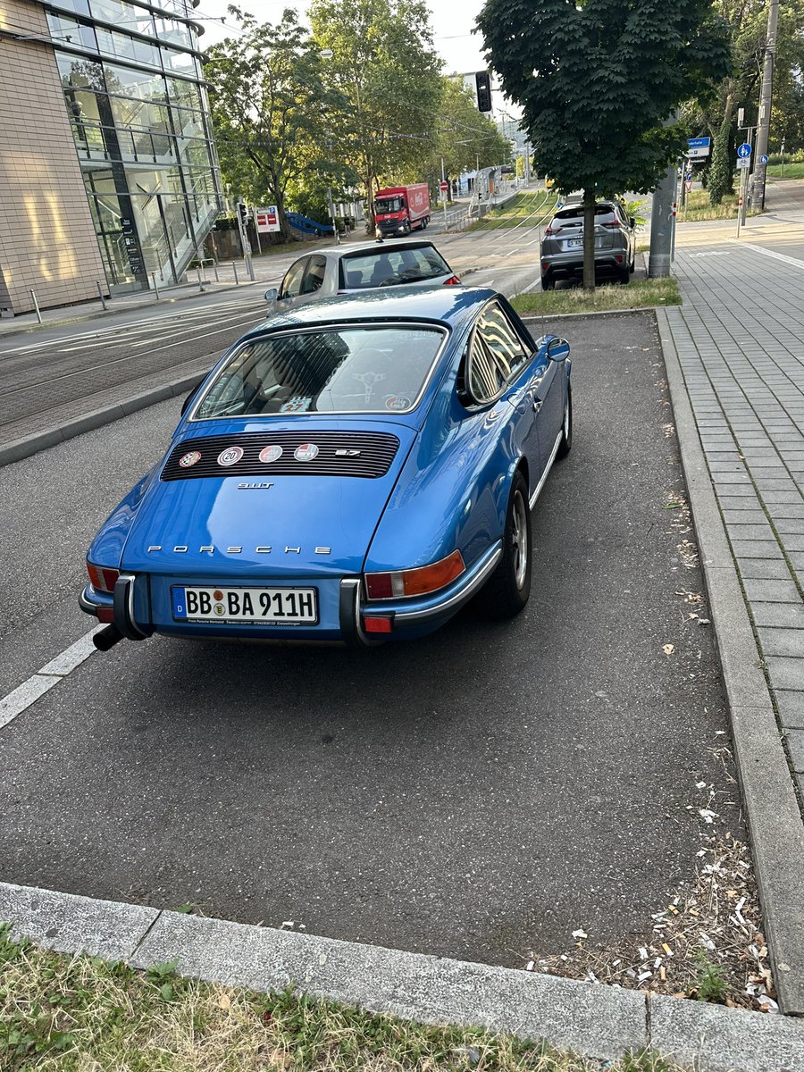 Spotted this lovely 911 in Stuttgart - look closely and you can the vw golf about to reverse into the space….. but it didn’t do a good job and smashed into the front of the 911 😢😢😢