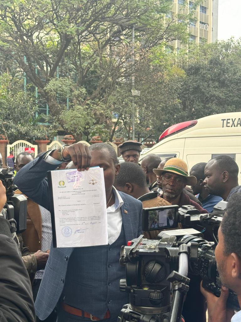 MerciGeeh's tweet image. By serving court orders at the East African Court of Justice, Francis Awino underscored Bunge la Mwananchi's commitment to justice and their ongoing legal fight for recognition.
#CourtOrders EAC With Us
Watch youtu.be/WWTM_4-_YTQ?si…