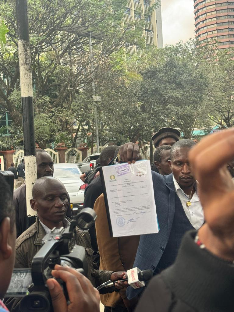 MerciGeeh's tweet image. By serving court orders at the East African Court of Justice, Francis Awino underscored Bunge la Mwananchi's commitment to justice and their ongoing legal fight for recognition.
#CourtOrders EAC With Us
Watch youtu.be/WWTM_4-_YTQ?si…