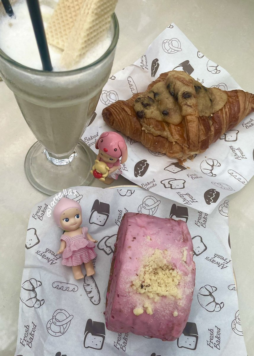 lattellaz's tweet photo. 🥐🍓🥛👶🏻 https://t.co/9BaF1jqpsN