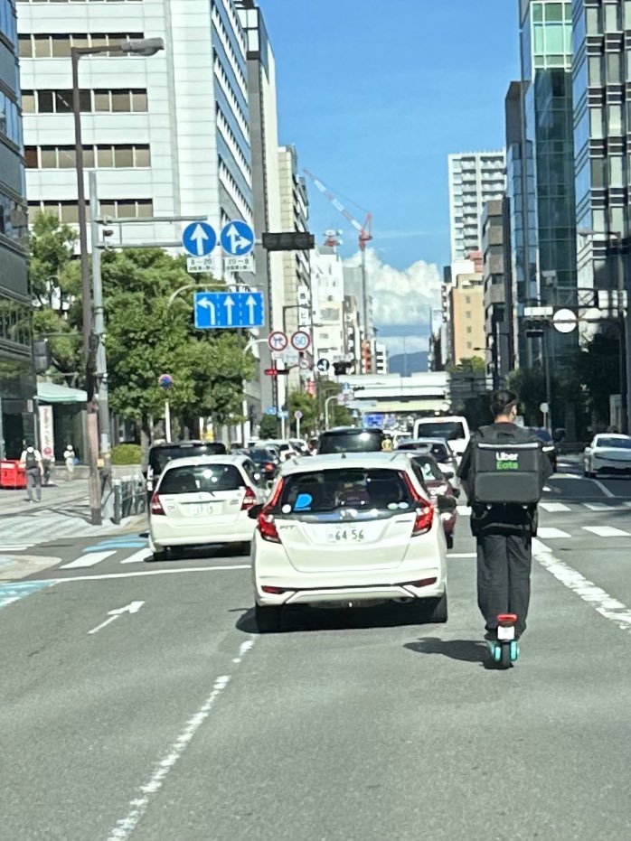 WaveMotion_tt's tweet photo. 片側に2車線の道路を走るキックボード。
危ないって！ https://t.co/DiHIviPbOu