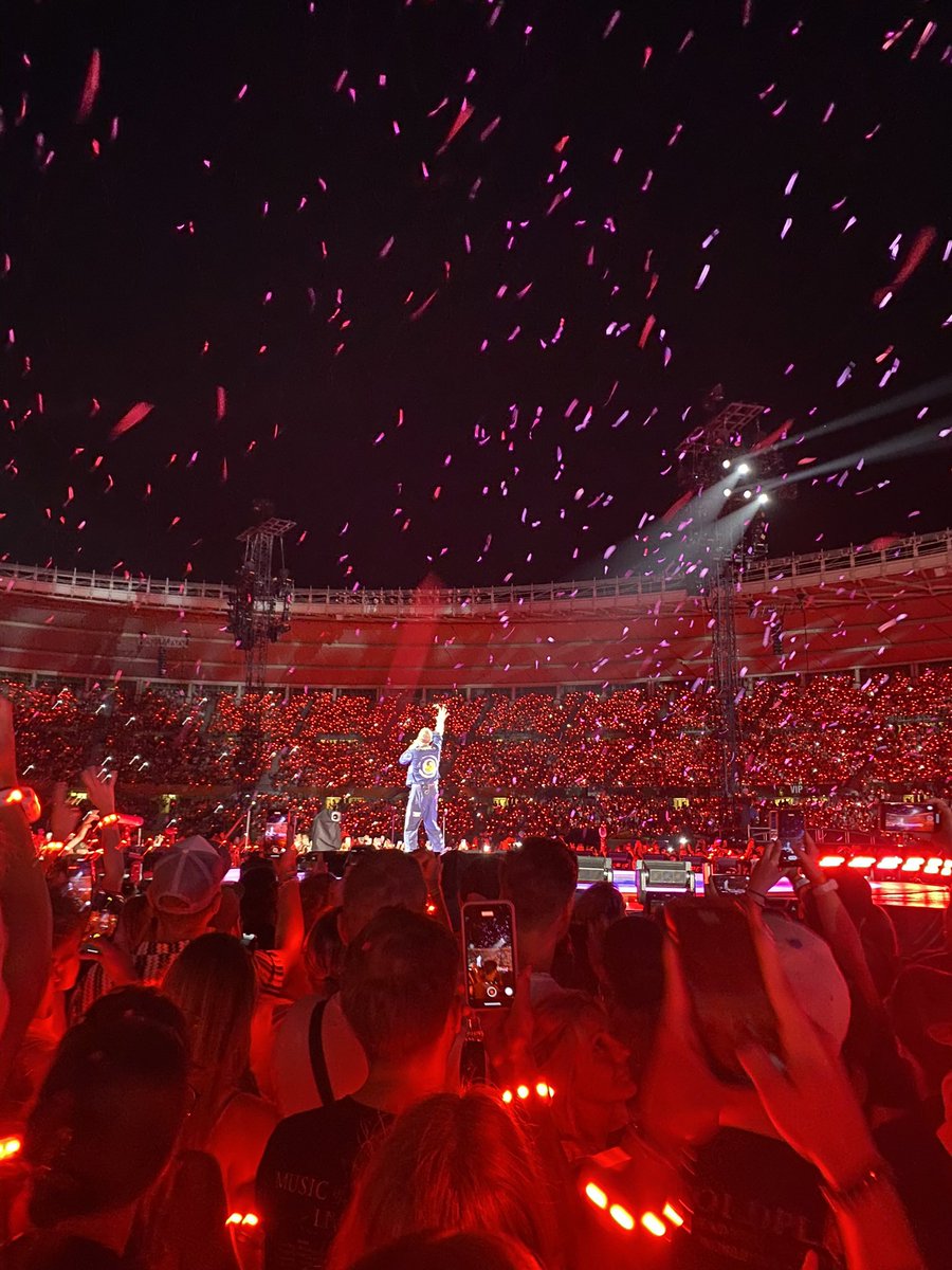 robins_clair's tweet photo. Amazing time at #ColdplayVienna last night the atmosphere was electric - #Coldplay #vienna  #Austria https://t.co/Gj8lVDPb6s