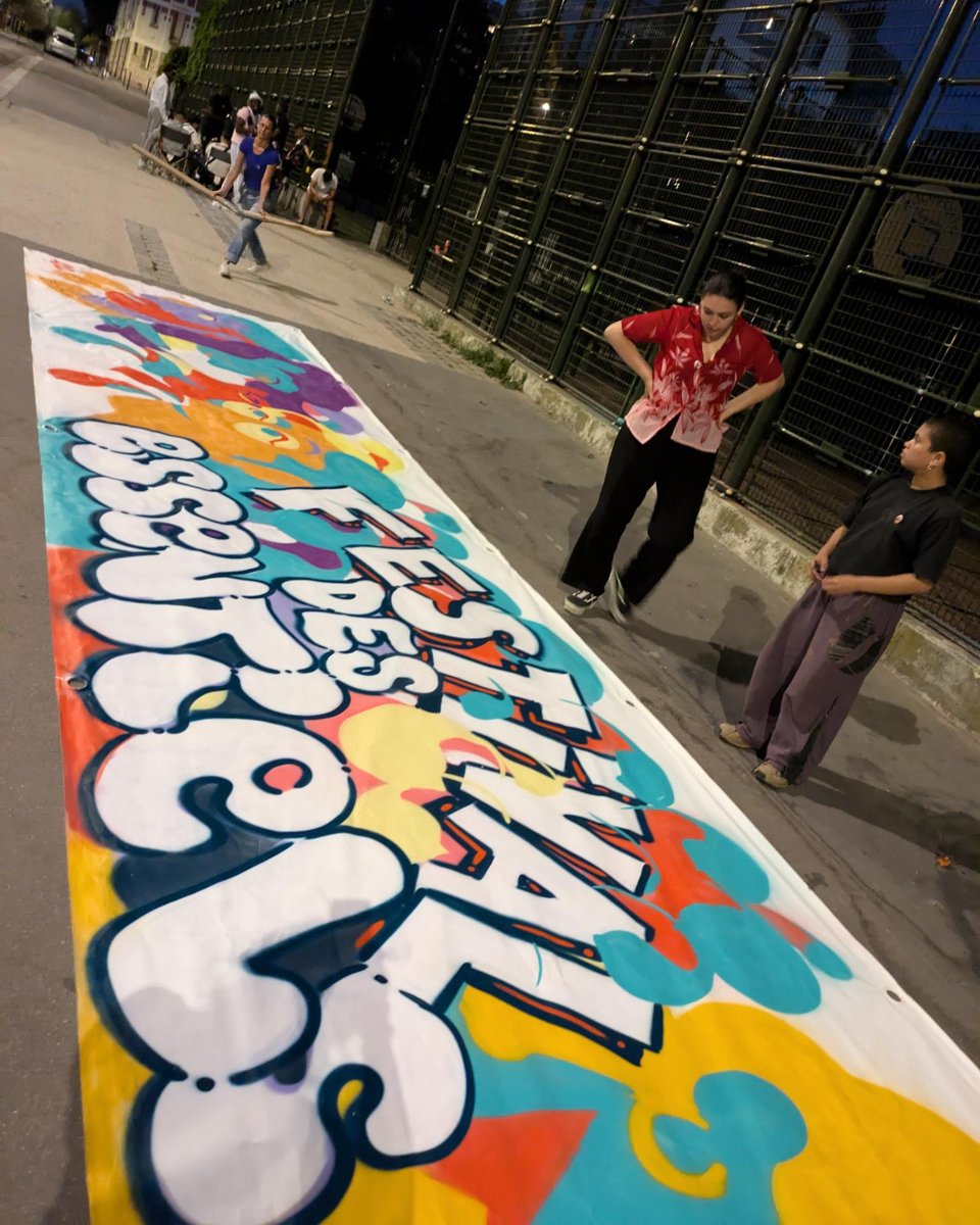Merci au grapheur Sun.c pour la banderole #FestivaldesEssentiels2024 réalisée au Jardin Binet avec les habitants du quartier de la #PorteMontmartre