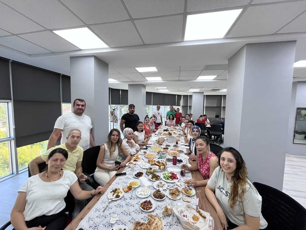 📚✨ Yeni eğitim sezonu öncesi Bahçeşehir Dörtyol Koleji öğretmenlerimizle keyifli bir motivasyon kahvaltısında buluştuk! 🥐☕ Ekip ruhumuz güçlenirken, yeni döneme enerjik ve hazırız! 🚀 2024-2025’te başarıya birlikte yürüyoruz! #Eğitim #Motivasyon #YeniSezon #BahçeşehirDörtyol