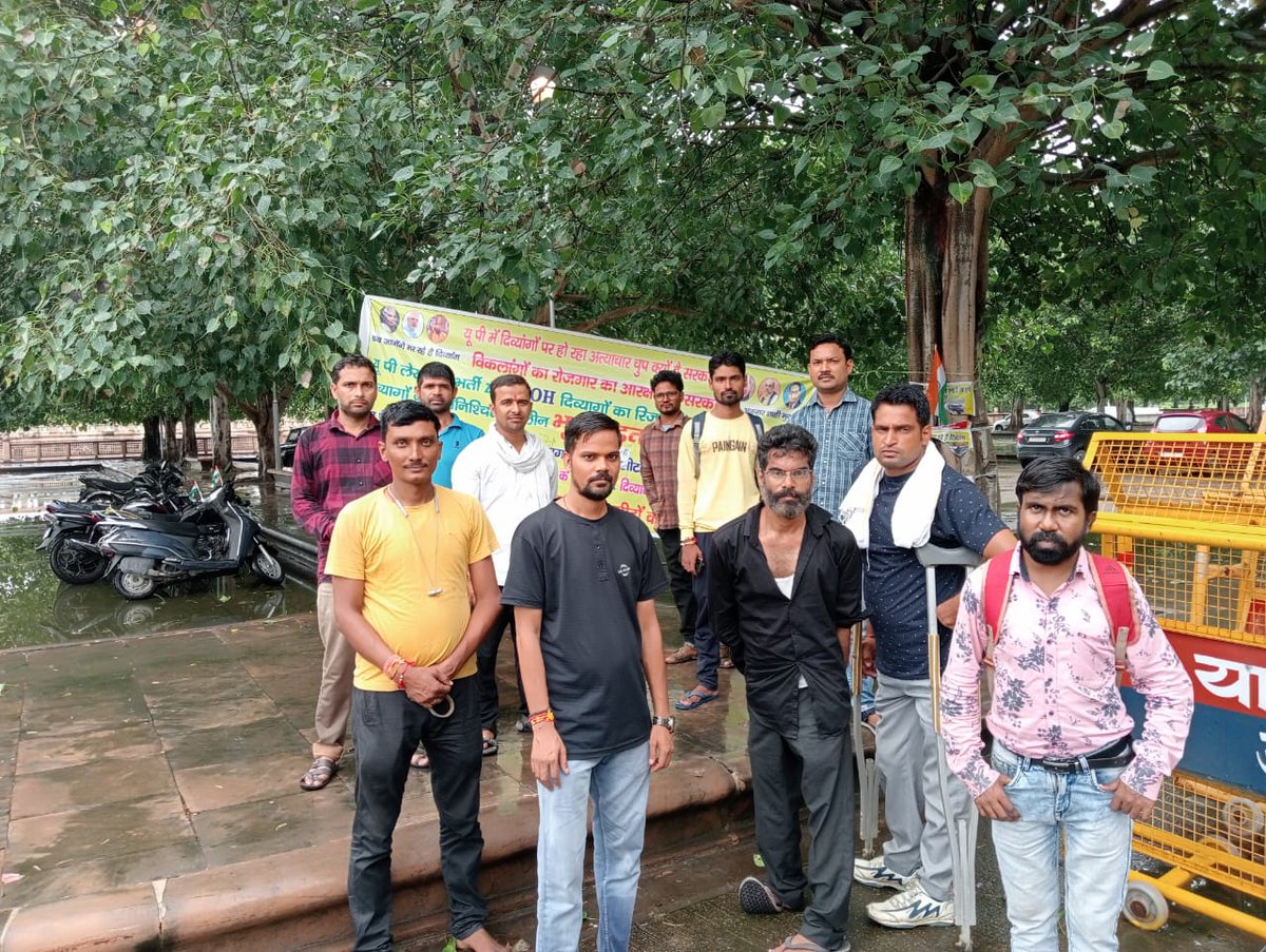 <a href="/INCUttarPradesh/">UP Congress</a> यूपी लेखपाल भर्ती 2022' में  विकलांगो की 309 सीटों में से खाली 188 सीटों को  बेचा जा रहा है, विकलांग न्याय के लिए लखनऊ के ईको गार्डन में पिछले 25 दिन से भूख-हड़ताल पर बैठे हैं, कहीं सुनवाई नहीं हो रही और यूपी सरकार अंधी-बहरी बनी है, ये है योगी सरकार का रामराज्य.…….