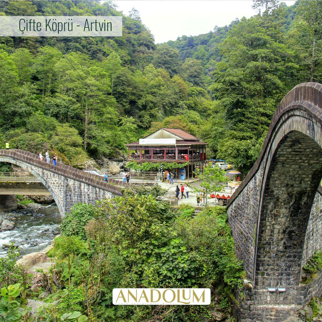 Yemyeşil Artvin'in masalsı köprüleri: Ortacalar Çifte Köprüler 😍 
Arhavi ilçesinde bulunan tarihi köprüler, Kamilat ve Soğucak nehirlerinin üzerine konumlandırılmışlardır. Sadece yayalar kullanmaktadır.
#anadolum #kulturelmiras #artvin #arhavi #ortacalar #ciftekopruler