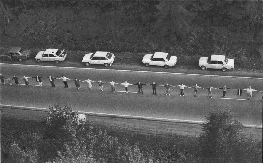 Денят на демонстрацията не е избран случайно. На 23 август 1939г. е подписан пактът Молотов-Рибентроп между нацистка Германия и Съветския съюз, който отваря вратата на зверствата на Втората световна война и разделя Източна Европа на сфери на влияние. 

#BalticWay #BlackRibbonDay