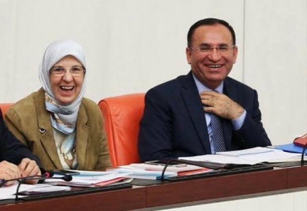 45 çocuk taciz ihbarında bulundu, 10 tanesi tecavüz raporu aldı.

Soldaki “Bir kereden bişey olmaz.” dedi.

Sağdaki “Küçüğün rızası var.” dedi.
