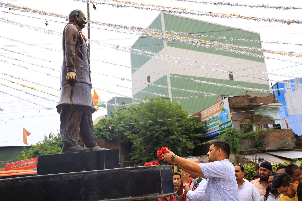 thisissanjubjp's tweet photo. आज अपने गृह जनपद अलीगढ़ की अपनी अतरौली विधानसभा में वीरांगना अवंतीबाई लोधी और श्रद्धेय कल्याण सिंह 'बाबूजी' की प्रतिमा पर माल्यार्पण कर उन्हें श्रद्धांजलि अर्पित की। https://t.co/qR2Q8X7Uaf