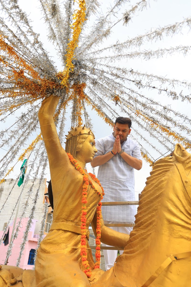 thisissanjubjp's tweet photo. आज अपने गृह जनपद अलीगढ़ की अपनी अतरौली विधानसभा में वीरांगना अवंतीबाई लोधी और श्रद्धेय कल्याण सिंह 'बाबूजी' की प्रतिमा पर माल्यार्पण कर उन्हें श्रद्धांजलि अर्पित की। https://t.co/qR2Q8X7Uaf