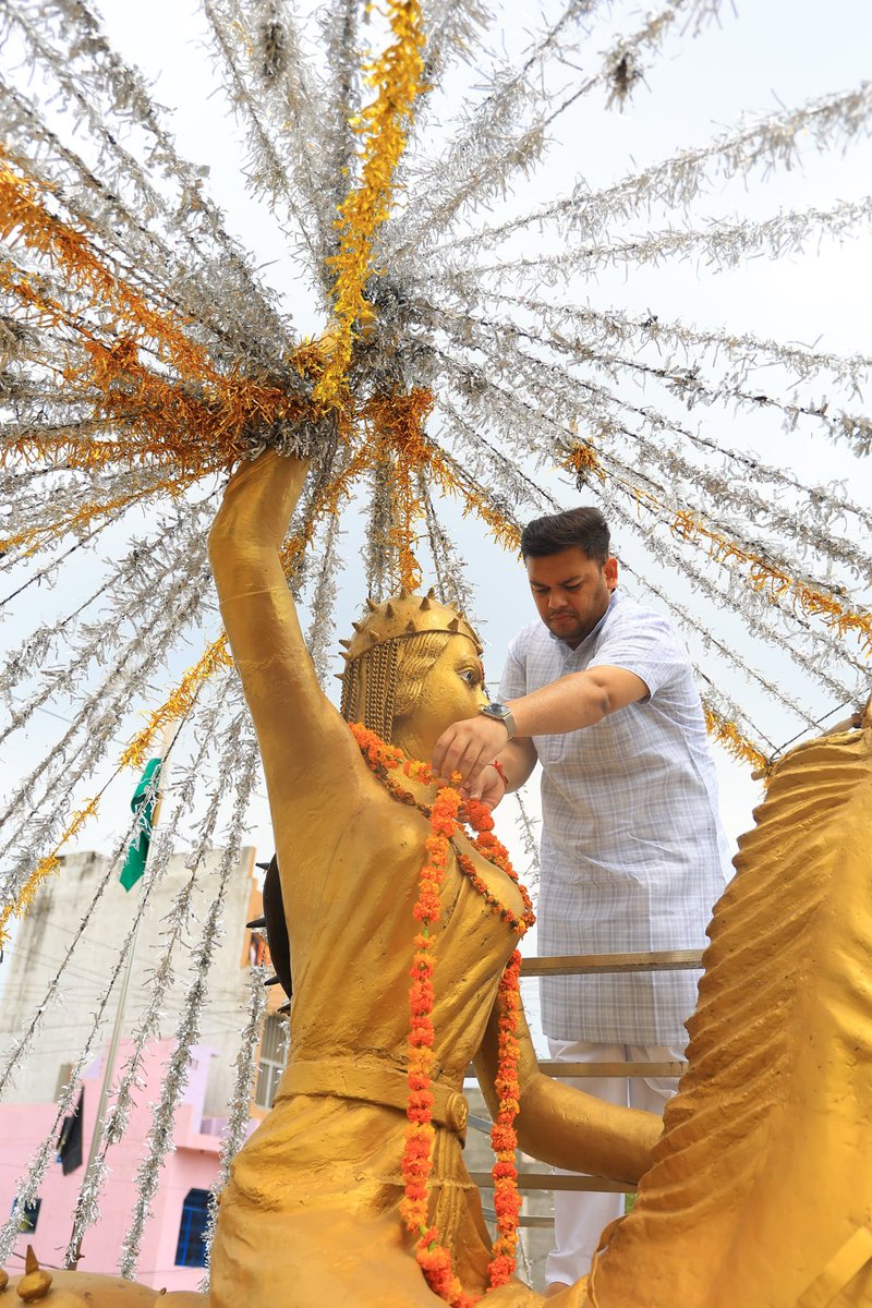 thisissanjubjp's tweet photo. आज अपने गृह जनपद अलीगढ़ की अपनी अतरौली विधानसभा में वीरांगना अवंतीबाई लोधी और श्रद्धेय कल्याण सिंह 'बाबूजी' की प्रतिमा पर माल्यार्पण कर उन्हें श्रद्धांजलि अर्पित की। https://t.co/qR2Q8X7Uaf