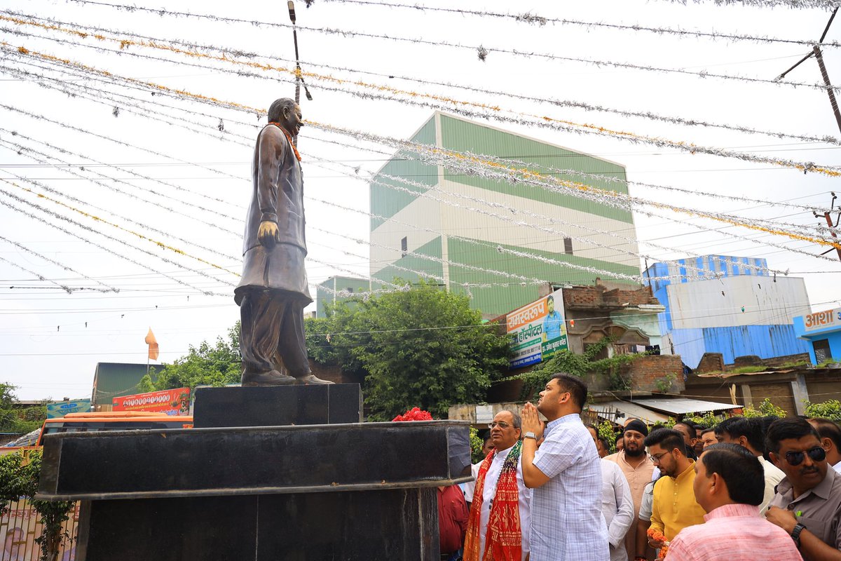 thisissanjubjp's tweet photo. आज अपने गृह जनपद अलीगढ़ की अपनी अतरौली विधानसभा में वीरांगना अवंतीबाई लोधी और श्रद्धेय कल्याण सिंह 'बाबूजी' की प्रतिमा पर माल्यार्पण कर उन्हें श्रद्धांजलि अर्पित की। https://t.co/qR2Q8X7Uaf