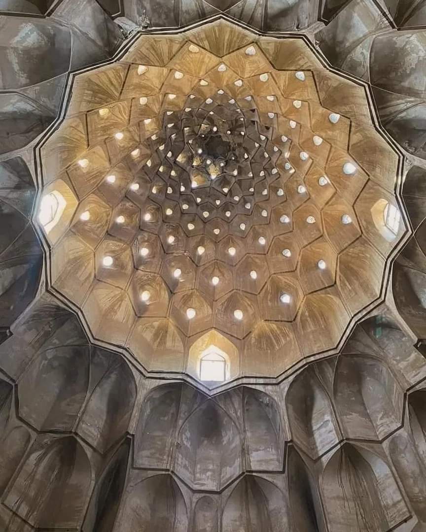 SermedAlwan's tweet photo. سفلة، جهلة وأغبياء!
تلطيخ القبة المخروطية لضريح السيدة زمرد خاتون، زوجة الخليفة المستضيء بأمر الله وأم الخليفة الناصر لدين الله العباسي باللون الأبيض! توفيت في 599 هجرية.
الأثر العباسي الوحيد المكتمل في العراق والذي تعد قبته من عجائب العمارة الإسلامية! https://t.co/ZFHphV2HlI