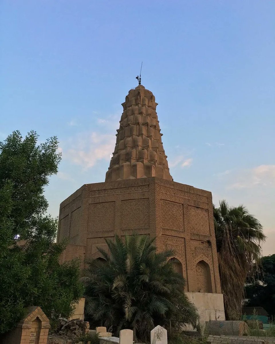 SermedAlwan's tweet photo. سفلة، جهلة وأغبياء!
تلطيخ القبة المخروطية لضريح السيدة زمرد خاتون، زوجة الخليفة المستضيء بأمر الله وأم الخليفة الناصر لدين الله العباسي باللون الأبيض! توفيت في 599 هجرية.
الأثر العباسي الوحيد المكتمل في العراق والذي تعد قبته من عجائب العمارة الإسلامية! https://t.co/ZFHphV2HlI