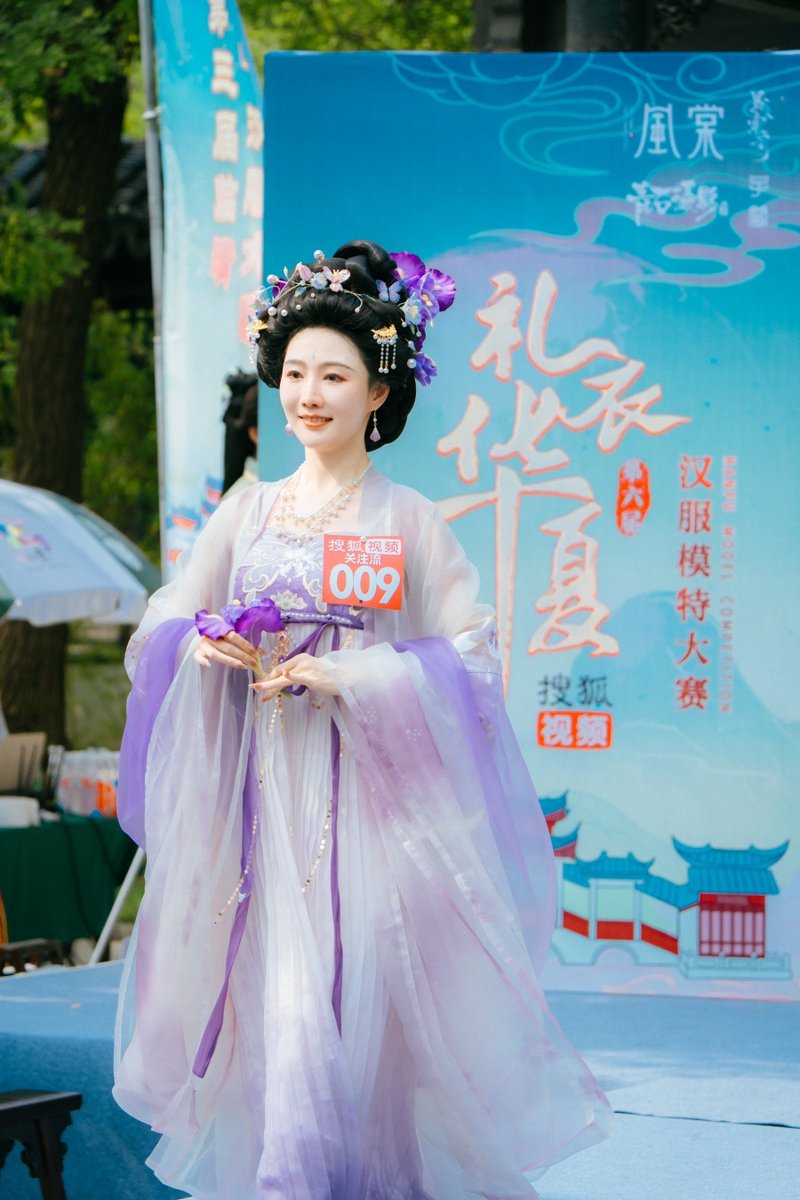 iLiaocheng's tweet photo. 🥰🥰A month-long celebration of #hanfu came to a grand finale on Aug 18 at the 3rd Linqing hanfu competition in #Linqing of #Liaocheng. 🌹Nearly 500 contestants, young and old, from across China graced the stage in their most beautiful hanfu, showcasing the elegance and charm of traditional Chinese attire. #LiaochengCulture #BeautifulLiaocheng