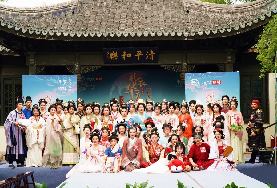 iLiaocheng's tweet photo. 🥰🥰A month-long celebration of #hanfu came to a grand finale on Aug 18 at the 3rd Linqing hanfu competition in #Linqing of #Liaocheng. 🌹Nearly 500 contestants, young and old, from across China graced the stage in their most beautiful hanfu, showcasing the elegance and charm of traditional Chinese attire. #LiaochengCulture #BeautifulLiaocheng